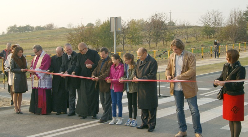 Ul. Św. Kingi - Prezydent i mieszkańcy uroczyście przecinają wstęgę